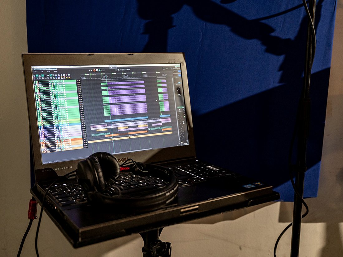 A laptop beside the kit showing the multitrack session running.