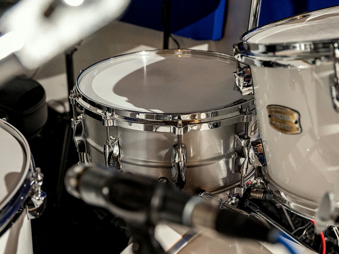 Close view of the aluminium snare with its mics in position.